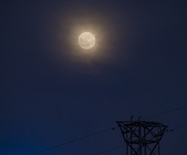 Supermoon yang menakjubkan muncul di atas yongcheng