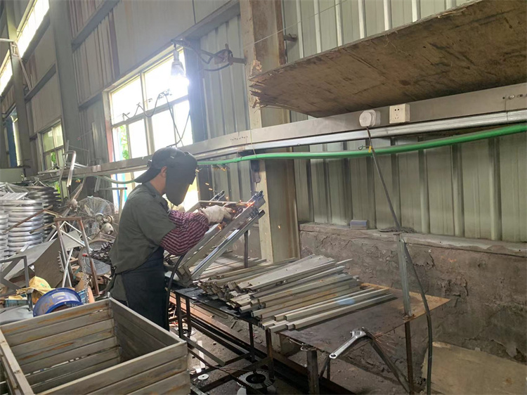 Proses produksi set furnitur yang matang