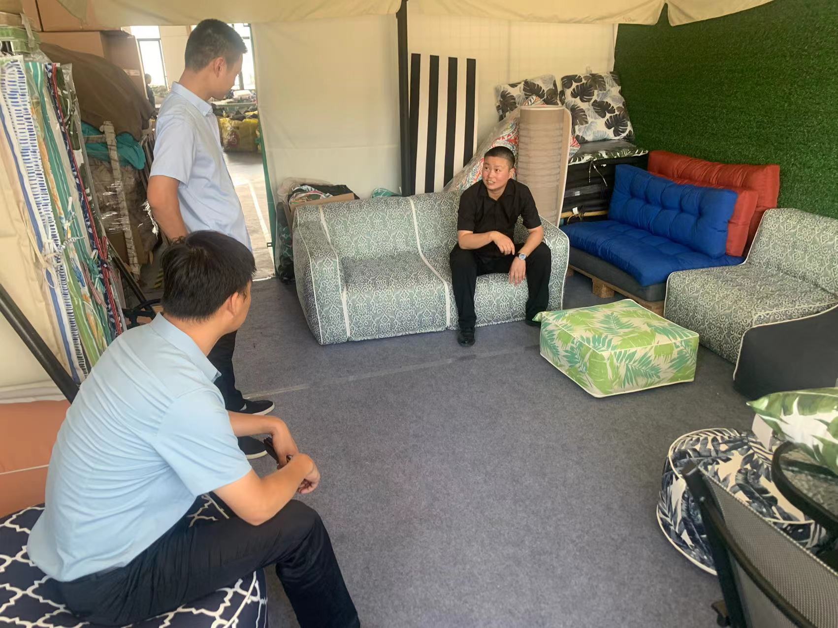 Perhentian kedua, pabrik furnitur tiup