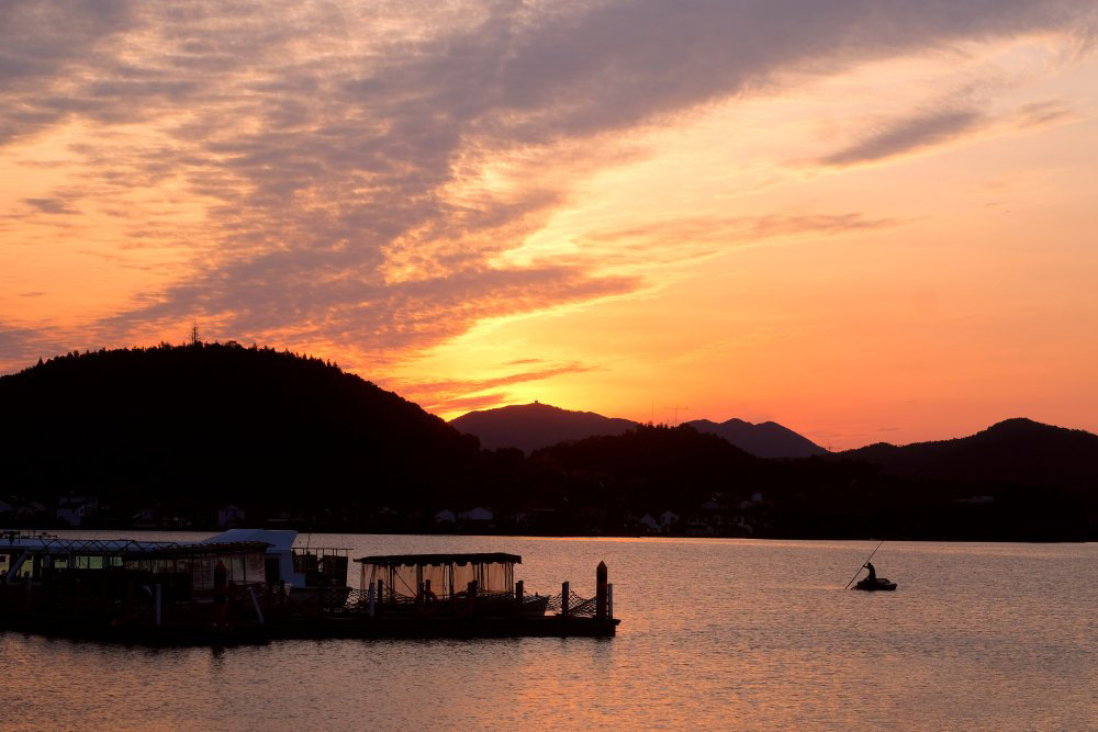 Danau Dongqian berwarna indah pagi ini