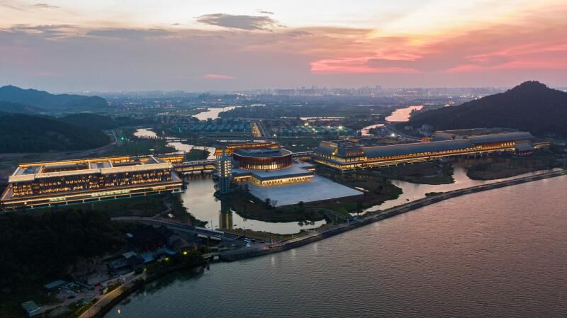 Pusat Konvensi Internasional Ningbo menyala