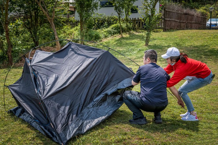 Apa keterampilan untuk mendirikan tenda di luar ruangan?