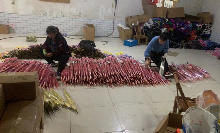 Menggunakan logistik untuk pengiriman pesanan payung ke pelanggan Hong Kong