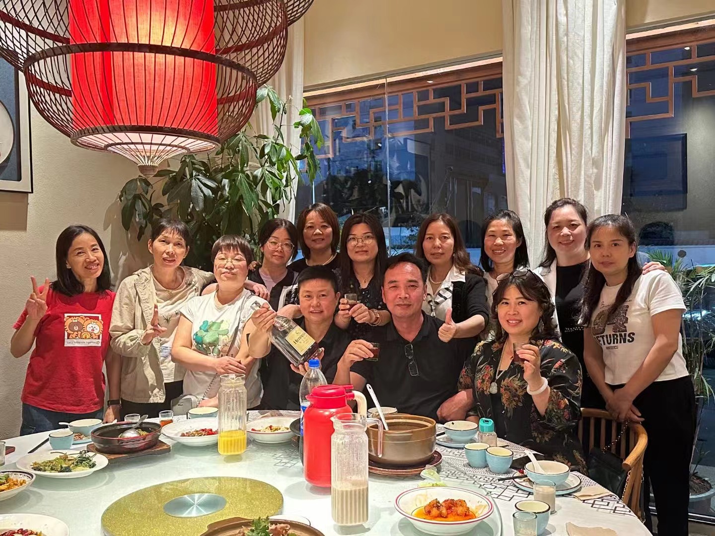 Li Boss bersatu kembali dengan teman untuk pesta makan malam